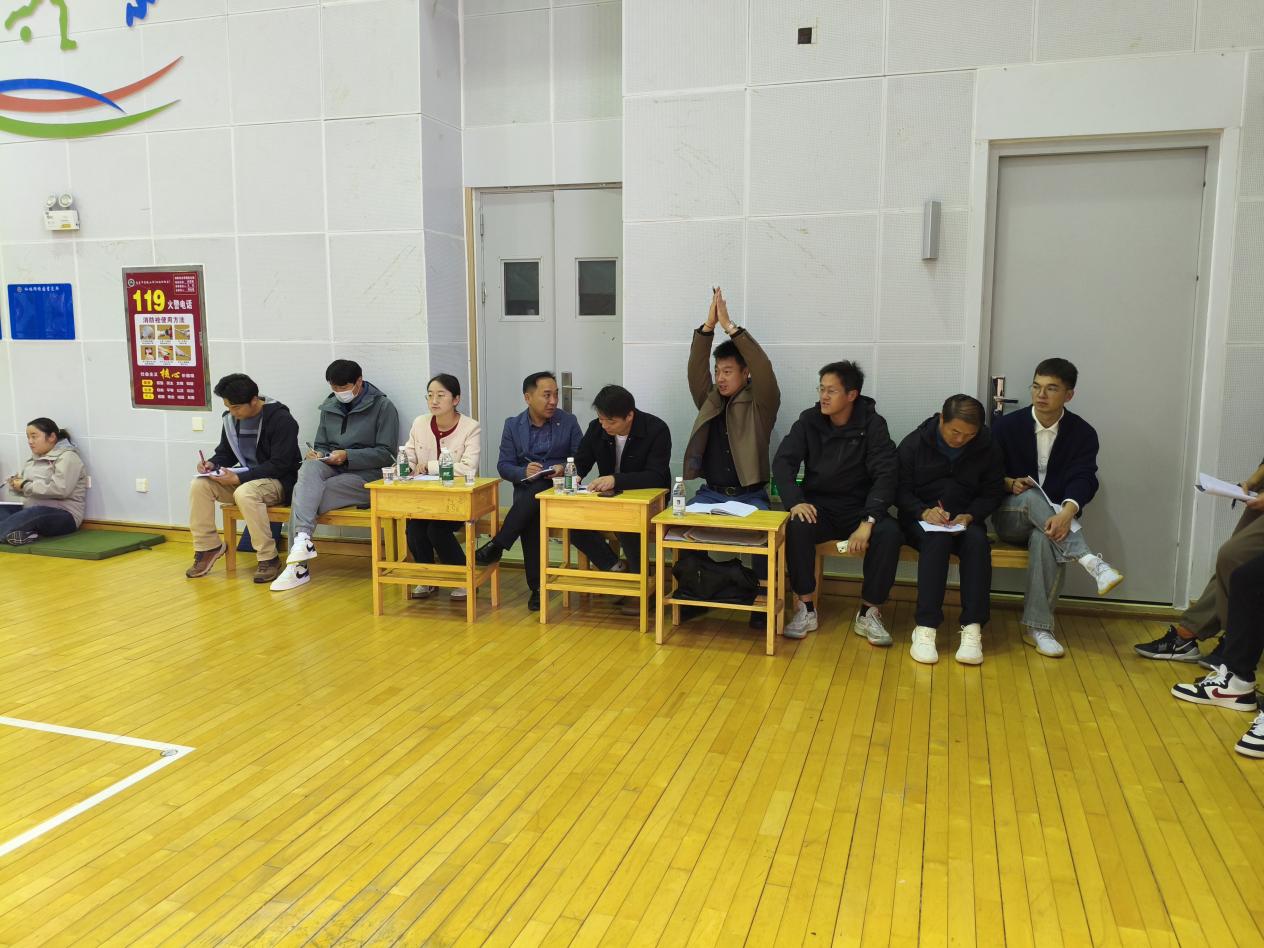 【湖畔·协同育人】精准教研引领入校园 深度把脉课堂促成长——栖霞区体育教研员莅临学校开展调研与听课指导活动_html_59f19751.jpg