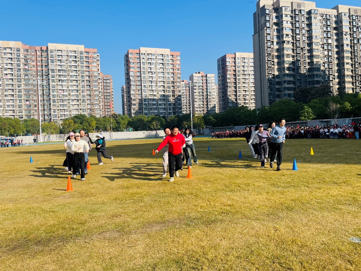 【湖畔·学生活动】秋韵燃动，逐梦赛场——记南京市金陵小学（仙林湖校区）2024—2025学年秋季趣味运动会（一、三年级）_html_m7669848d.jpg