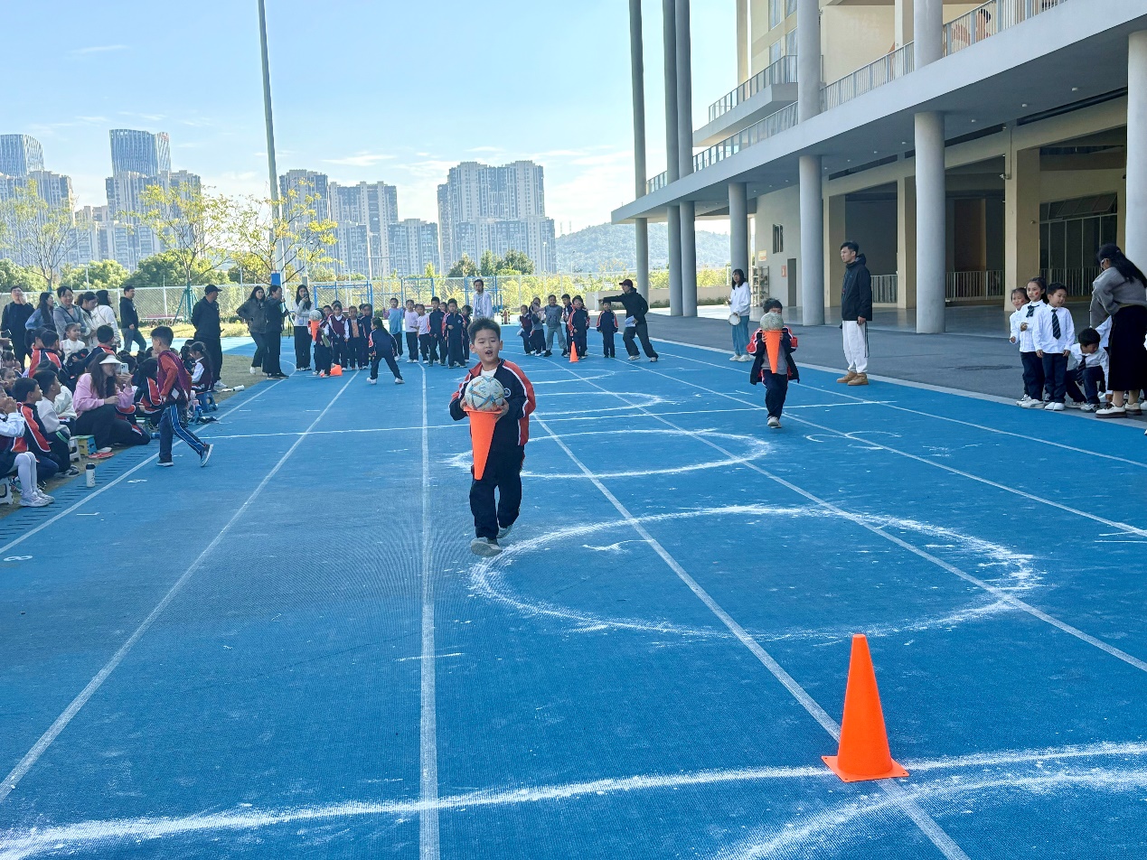 【湖畔·学生活动】秋韵燃动，逐梦赛场——记南京市金陵小学（仙林湖校区）2024—2025学年秋季趣味运动会（一、三年级）_html_7cf2297c.jpg