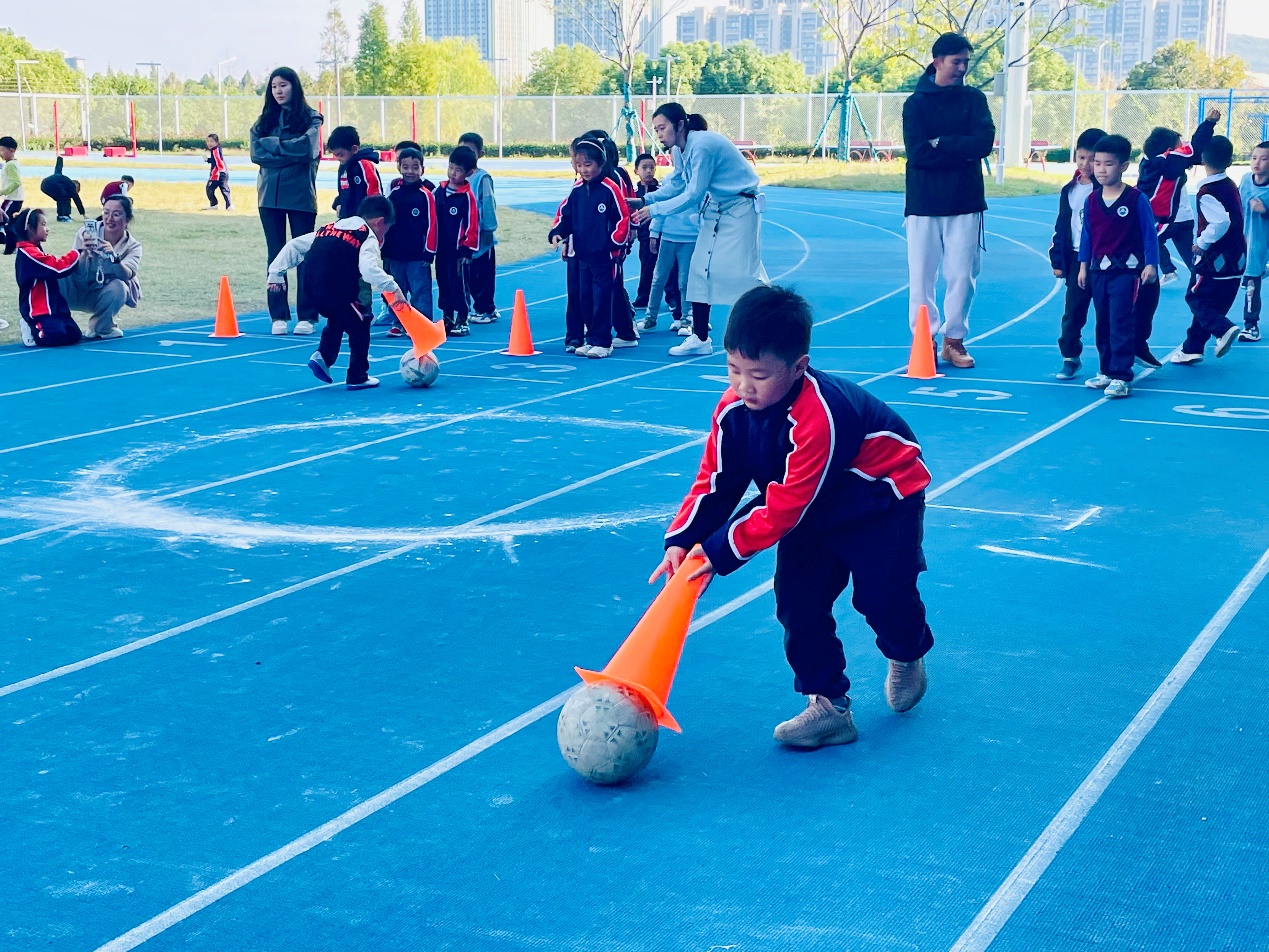 【湖畔·学生活动】秋韵燃动，逐梦赛场——记南京市金陵小学（仙林湖校区）2024—2025学年秋季趣味运动会（一、三年级）_html_28962215.jpg