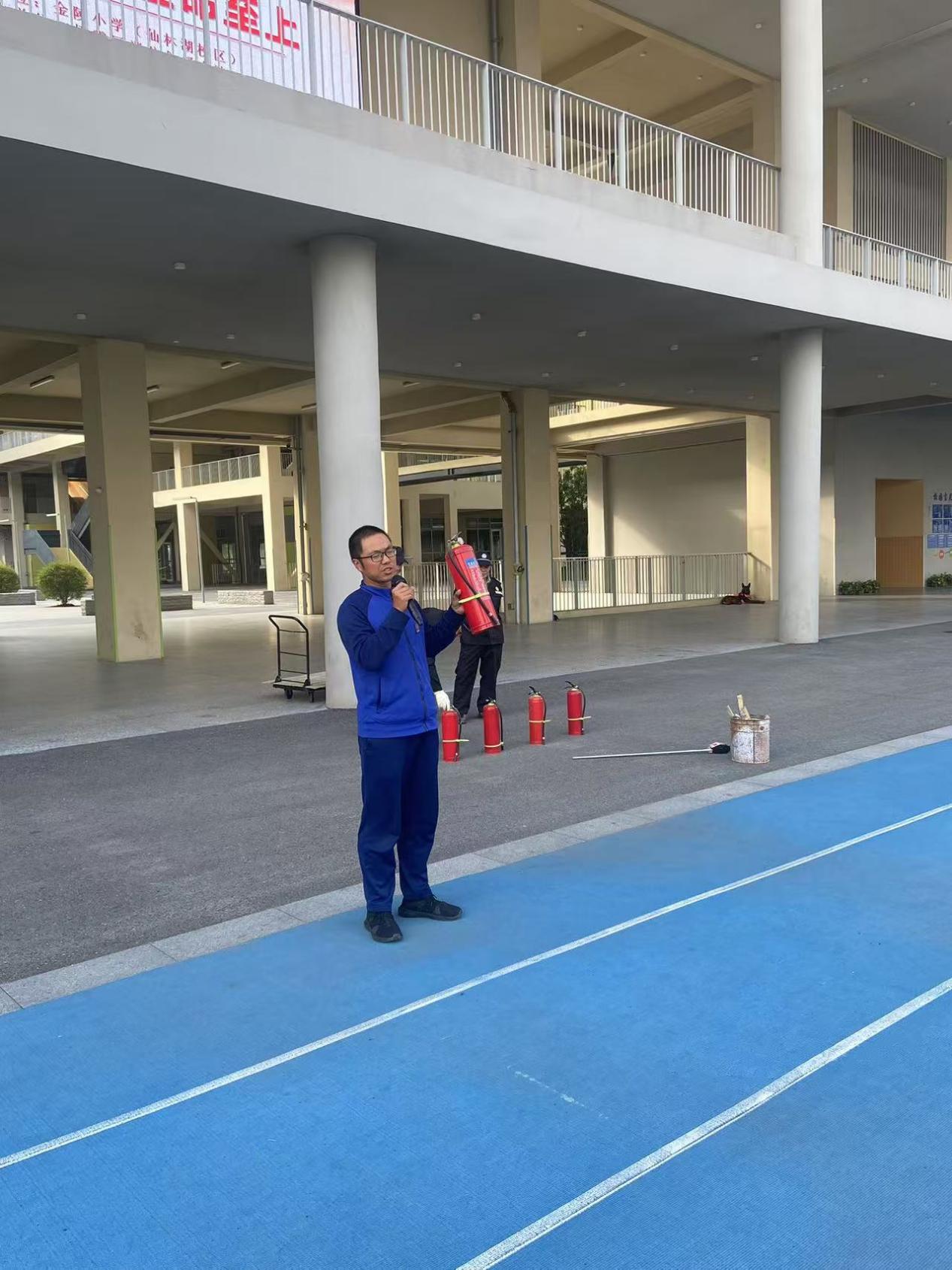 【湖畔·共佑安全】火灾英雄走进校园，点燃心中“安全之火”——金陵小学（仙林湖校区）消防安全教育活动_html_m5d7f4930.jpg