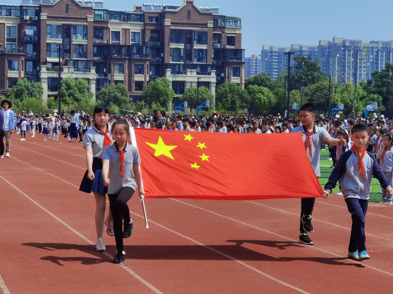 【博学广志】欢乐和谐庆留六一，激情飞扬献爱心——金陵小学（广志路校区）第十六周升旗仪式_html_50665e79.jpg
