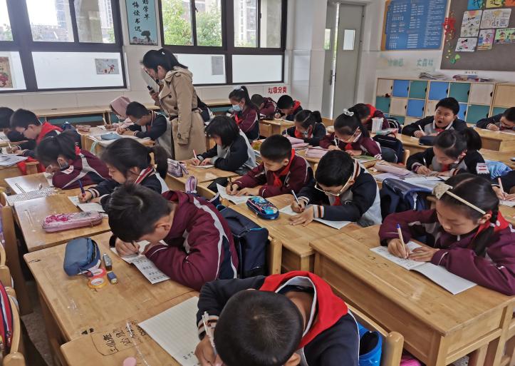 【湖畔光影】“双减”精神进课堂，行政听课促落实——金陵小学（仙林湖校区）“推门听课”活动（11）_html_326ad6bc.jpg