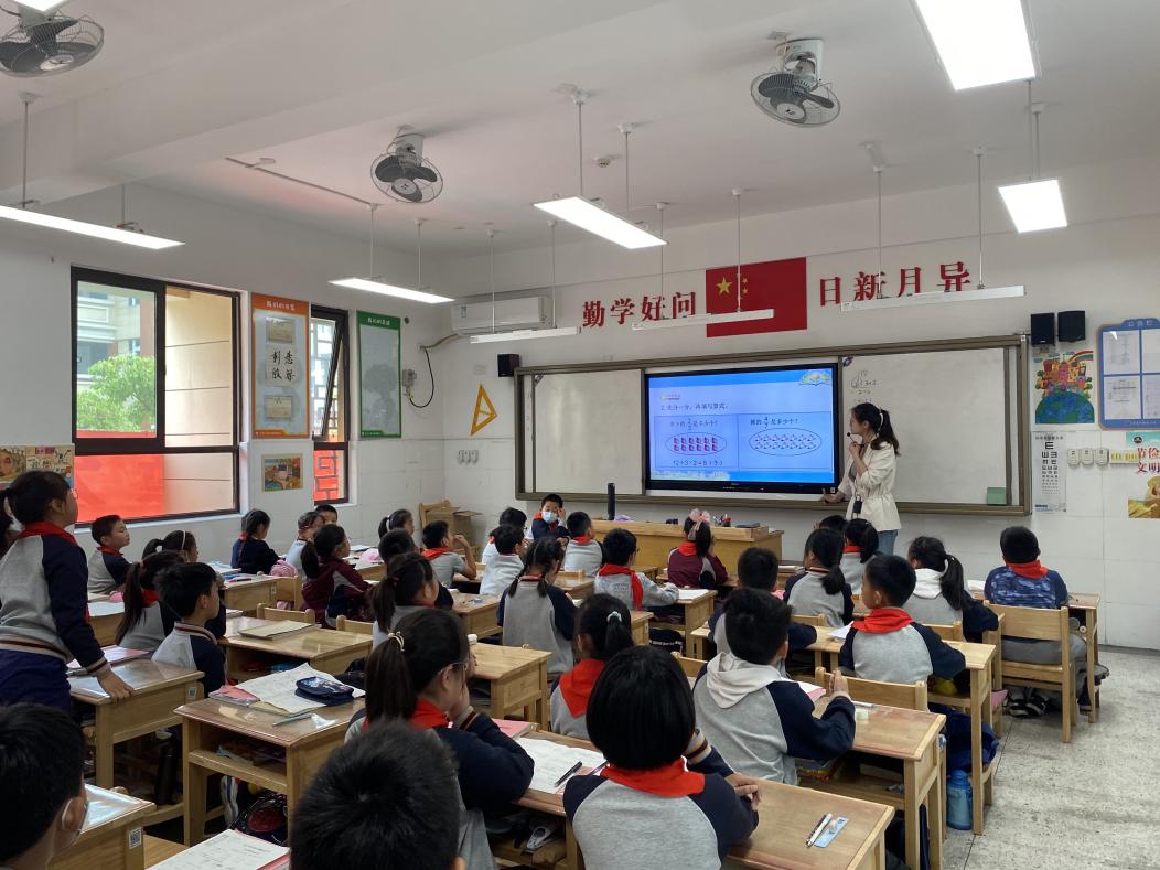 【湖畔光影】“双减”精神进课堂，行政听课促落实——金陵小学（仙林湖校区）“推门听课”活动（11）_html_m191e9485.jpg