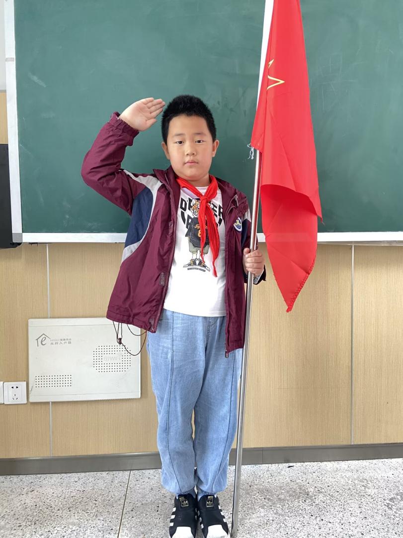【湖畔·红领巾】童心向党，薪火相传——金陵小学（仙林湖校区）建队日系列活动之我与队旗合个影_html_68fbde0b.jpg
