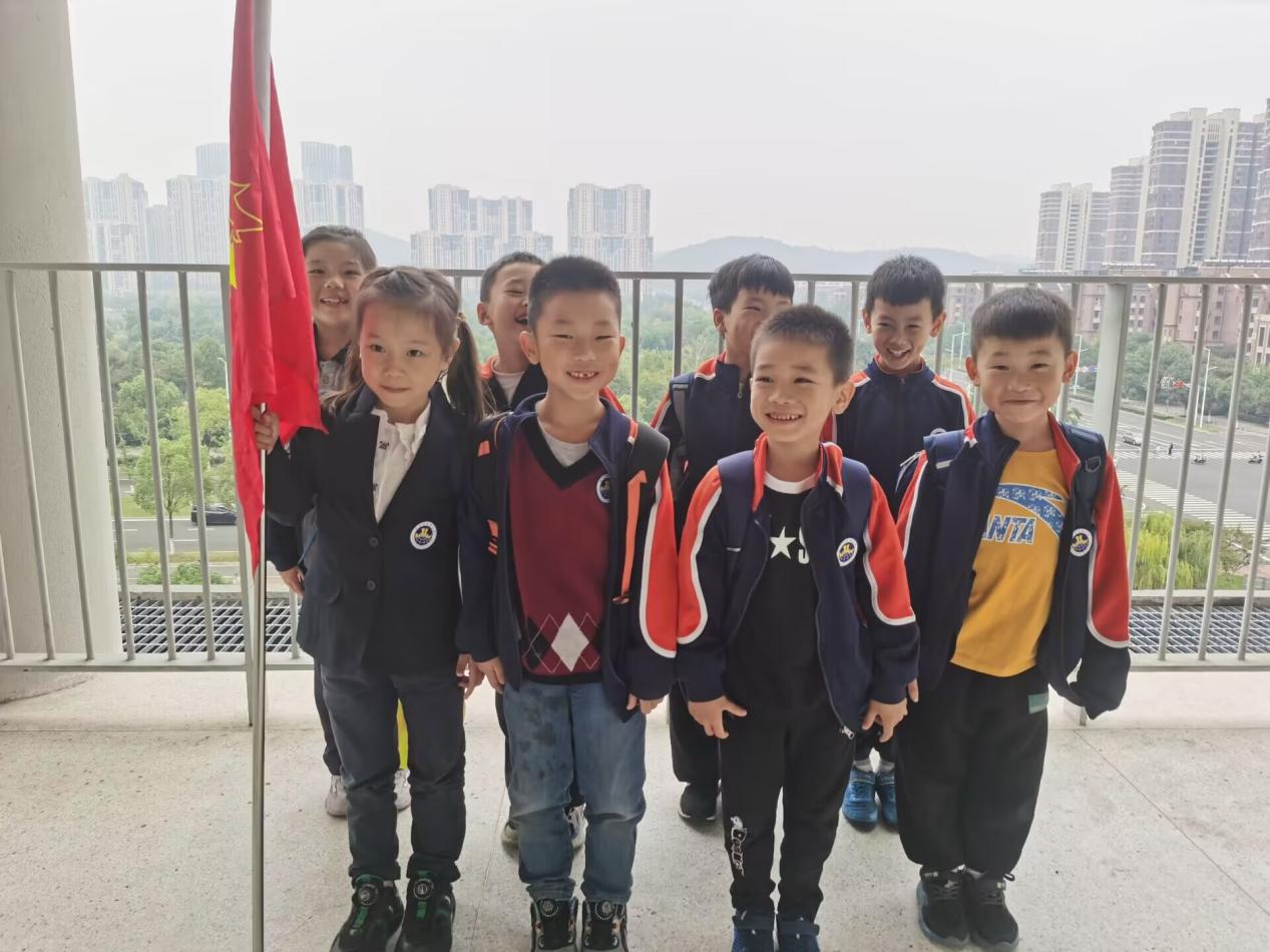 【湖畔·红领巾】童心向党，薪火相传——金陵小学（仙林湖校区）建队日系列活动之我与队旗合个影_html_m51287fdf.jpg