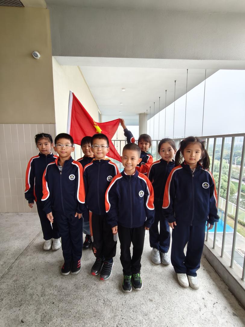 【湖畔·红领巾】童心向党，薪火相传——金陵小学（仙林湖校区）建队日系列活动之我与队旗合个影_html_2195e47a.jpg