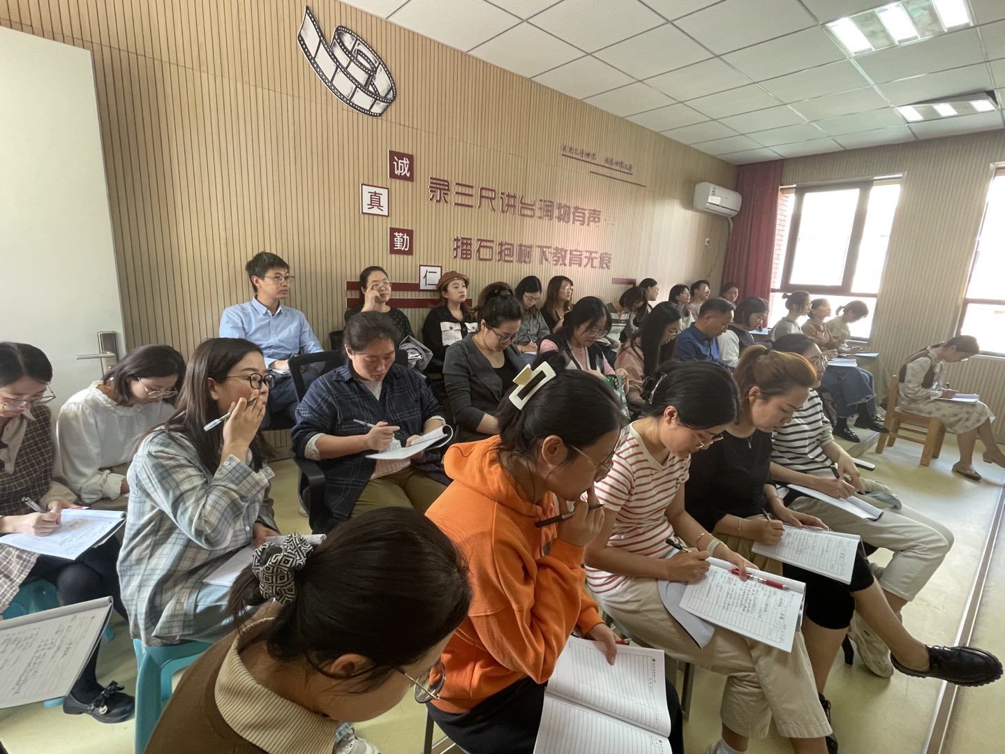 【湖畔·童化课堂】合作探究 厘清算理 掌握算法——数学校本研修之课例研讨（180）_html_29d1ac92.jpg