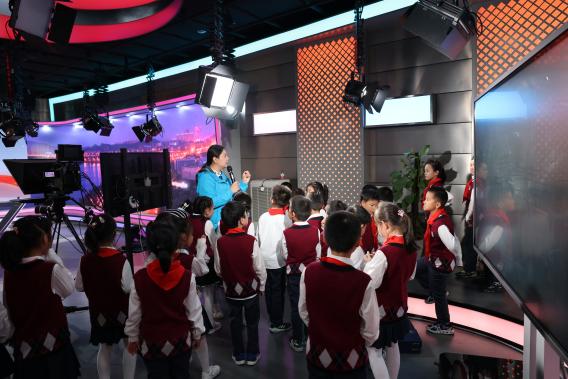 【湖畔·学生活动】把握童声话筒，做新时代小记者——金陵小学（仙林湖校区）少先队员代表参观栖霞区融媒体中心_html_f9cb7c3.jpg