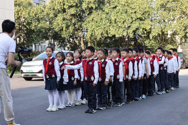 【湖畔·学生活动】把握童声话筒，做新时代小记者——金陵小学（仙林湖校区）少先队员代表参观栖霞区融媒体中心_html_m6df644a.jpg