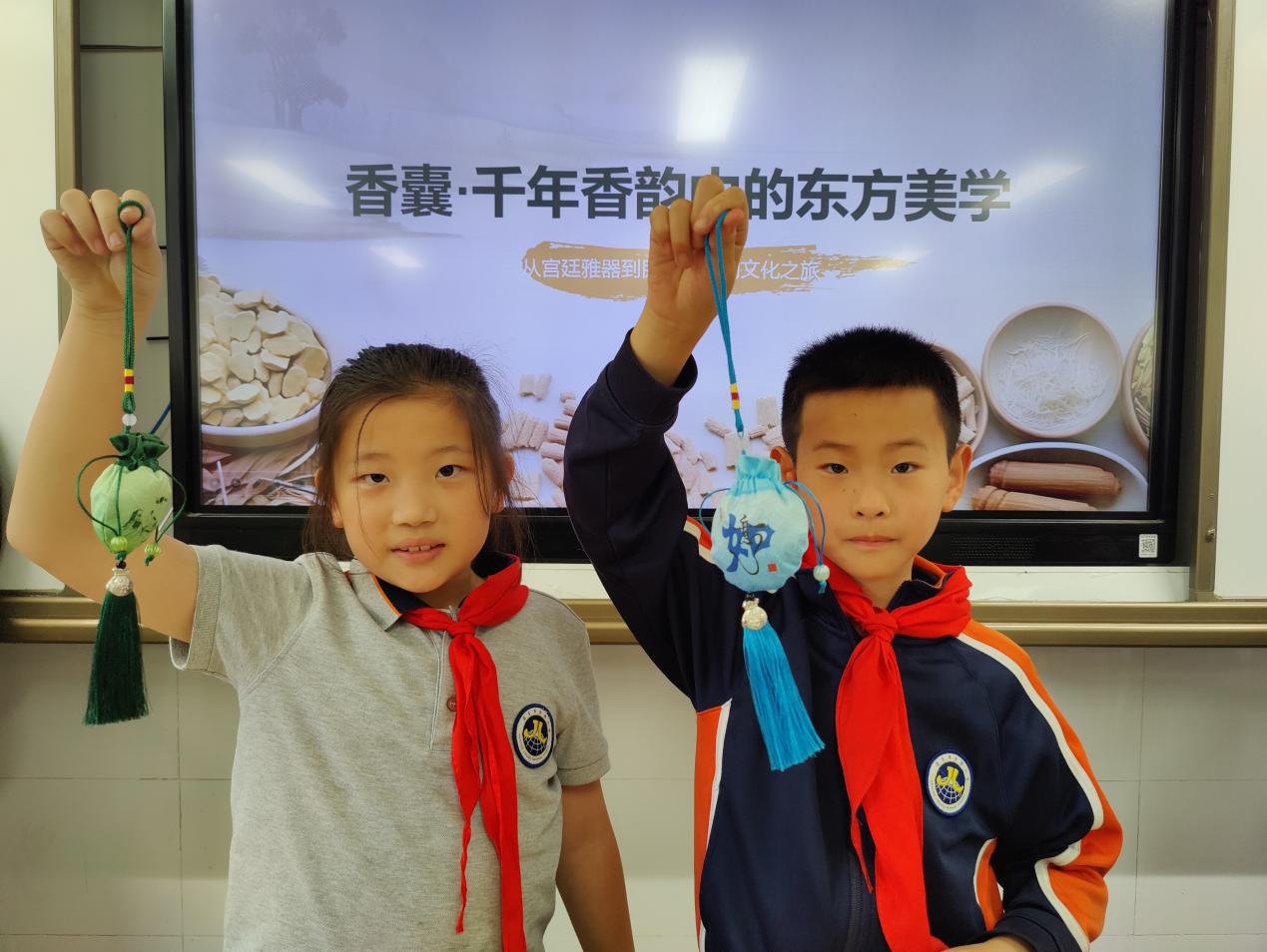 【湖畔·家校共育】香囊巧制寄安康  浓情端午润童心——记二（23）中队家长进课堂端午主题活动_html_4ed16600.jpg