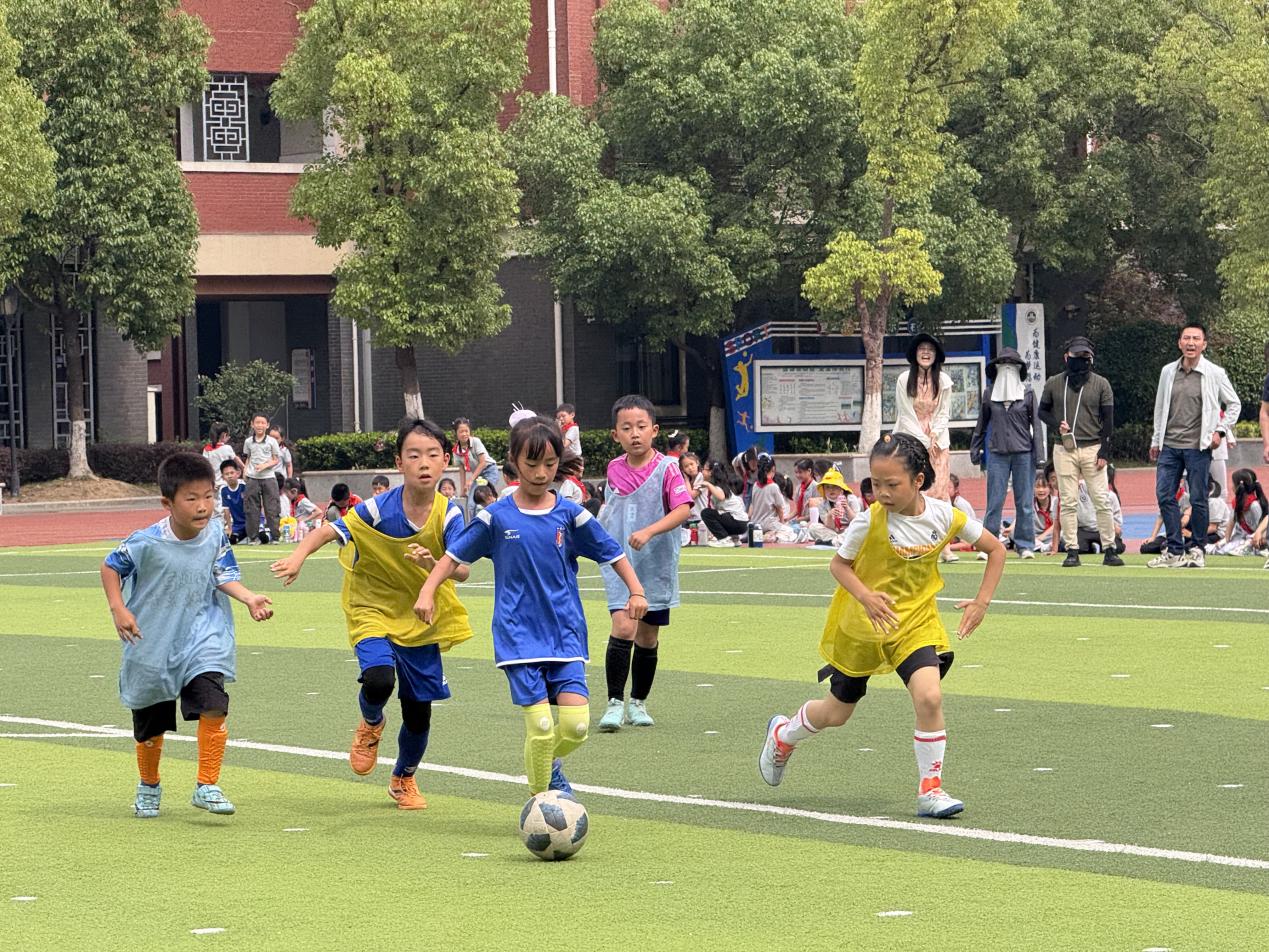 【湖畔·学生活动】绿茵少年锋芒现 终极决战奏凯歌——二年级足球联赛总决赛圆满落幕_html_mfc9a6c4.jpg