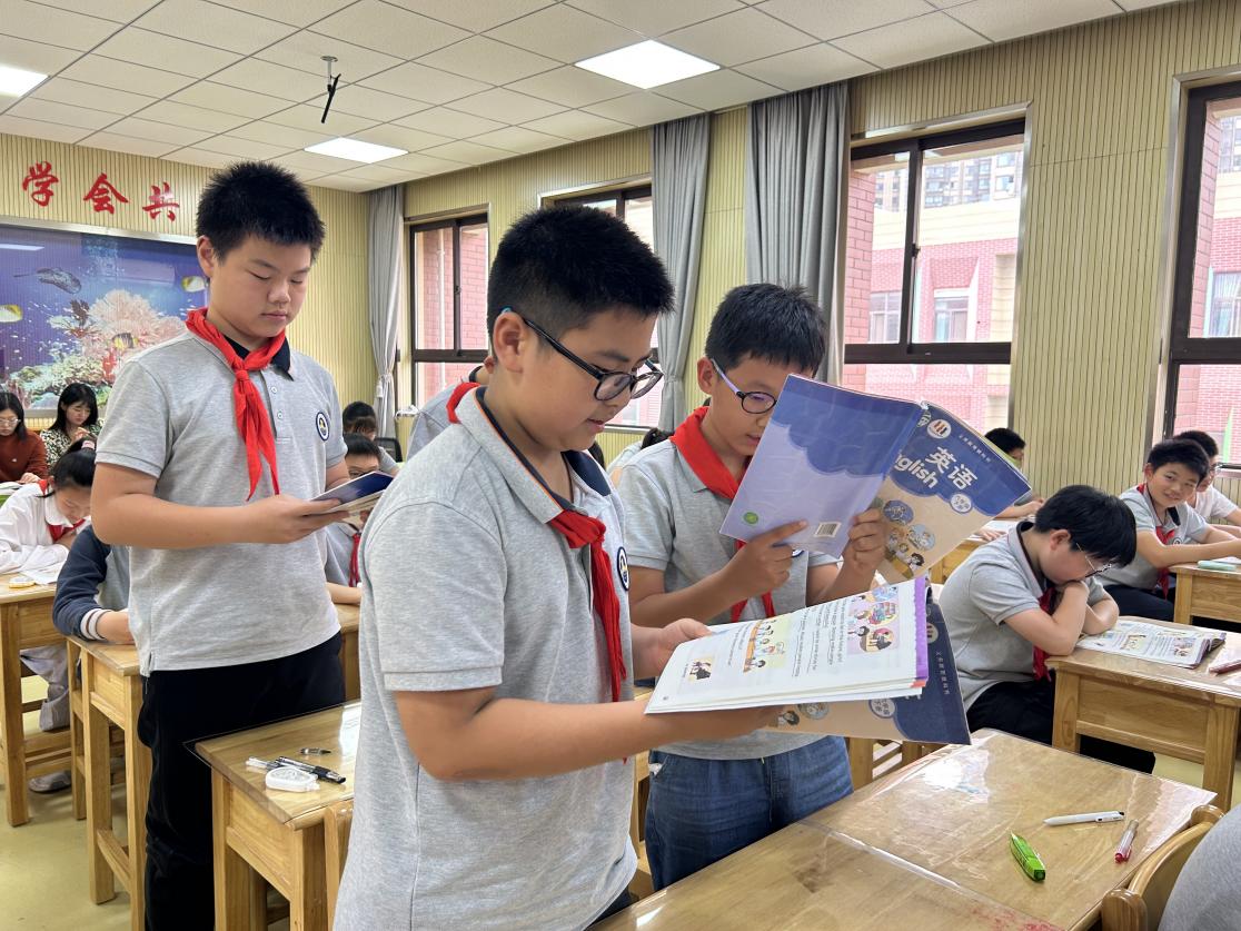 【湖畔·童化课堂】让梦想在课堂中顺风启航——记六年级英语组校本教研_html_1d5cc3e2.jpg
