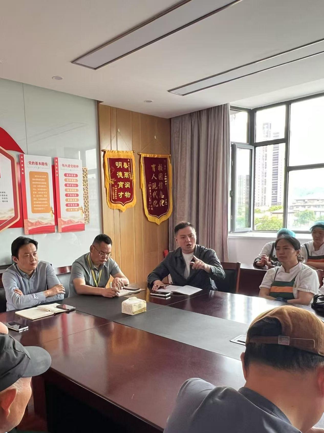 强化食品安全培训 筑牢食品安全防线——金陵小学广志路校区召开食堂食品安全培训会议_html_m7d48fe6d.jpg