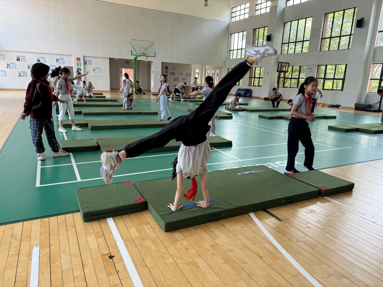 【湖畔·童化课堂】展体育课堂风采，以研促教共成长——体育校本研修之课例研讨（14）_html_m75f3d76a.jpg
