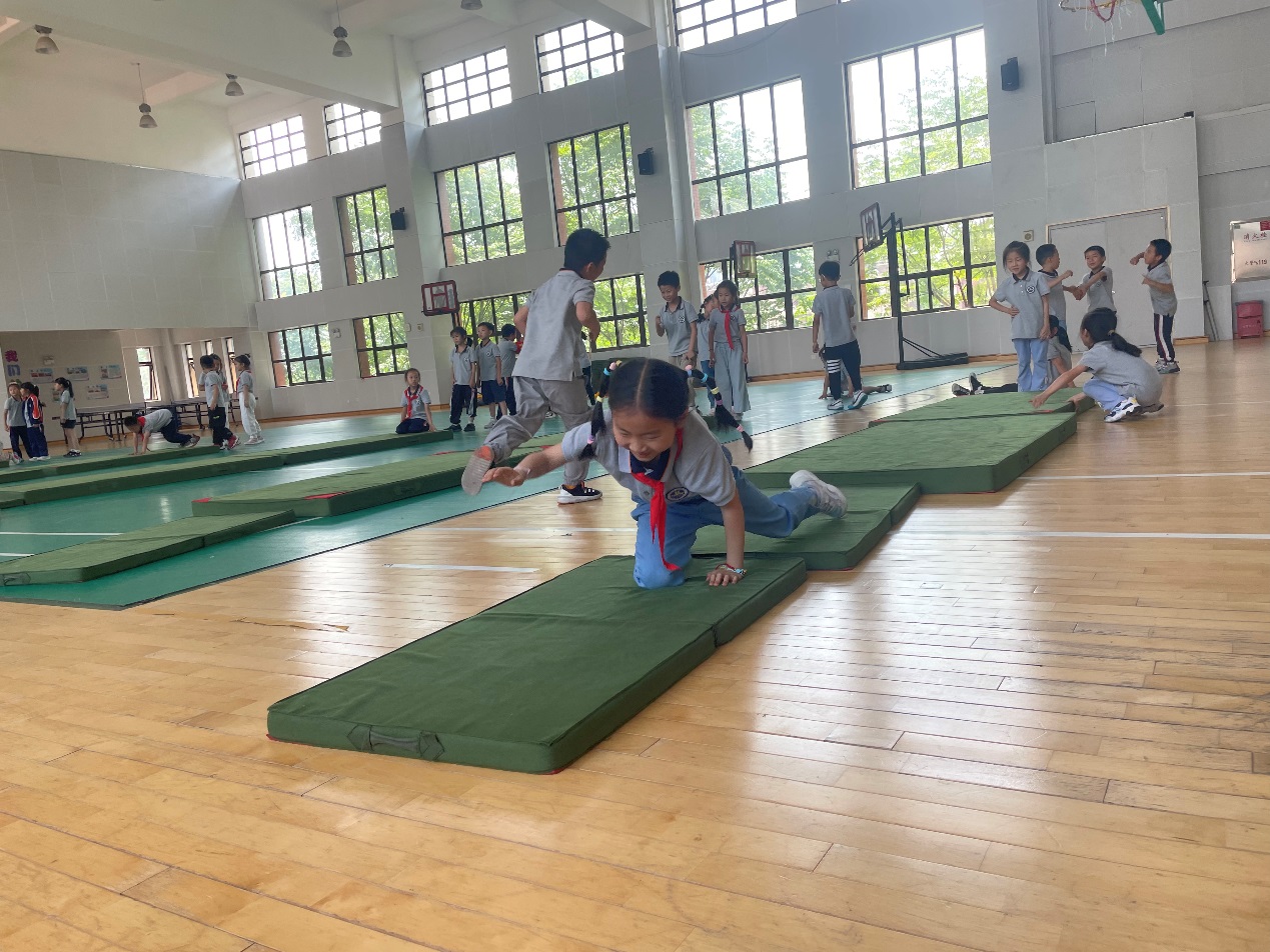 【湖畔·童化课堂】展体育课堂风采，以研促教共成长——体育校本研修之课例研讨（15）_html_24a4ab90.jpg