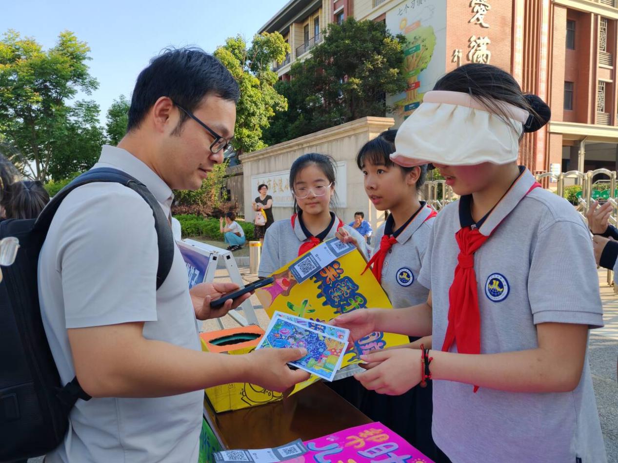 【湖畔·学生活动】给爱一个拥抱 ——明信片义卖活动_html_m4bfc749e.jpg
