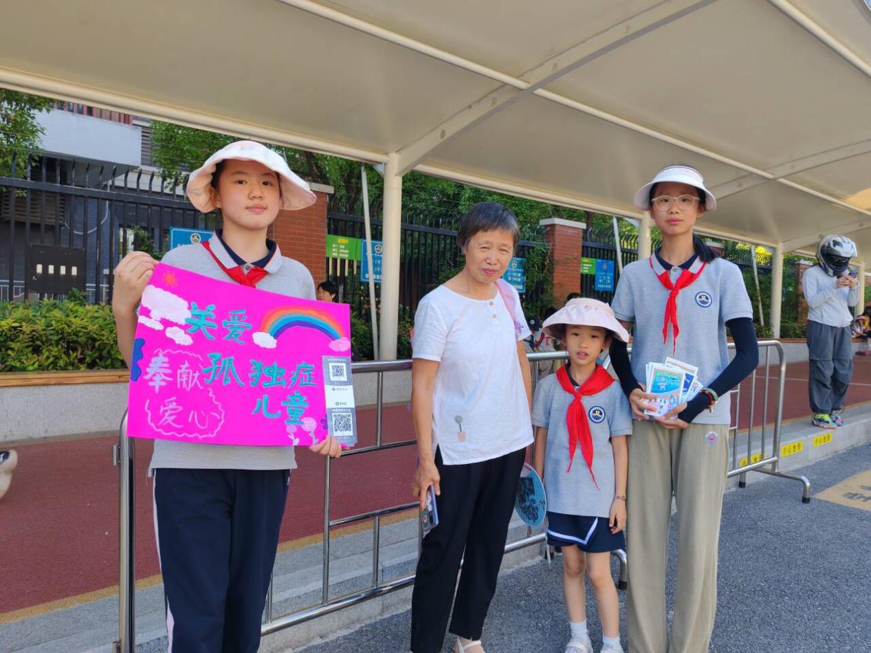 【湖畔·学生活动】给爱一个拥抱 ——明信片义卖活动_html_7654cf6f.jpg