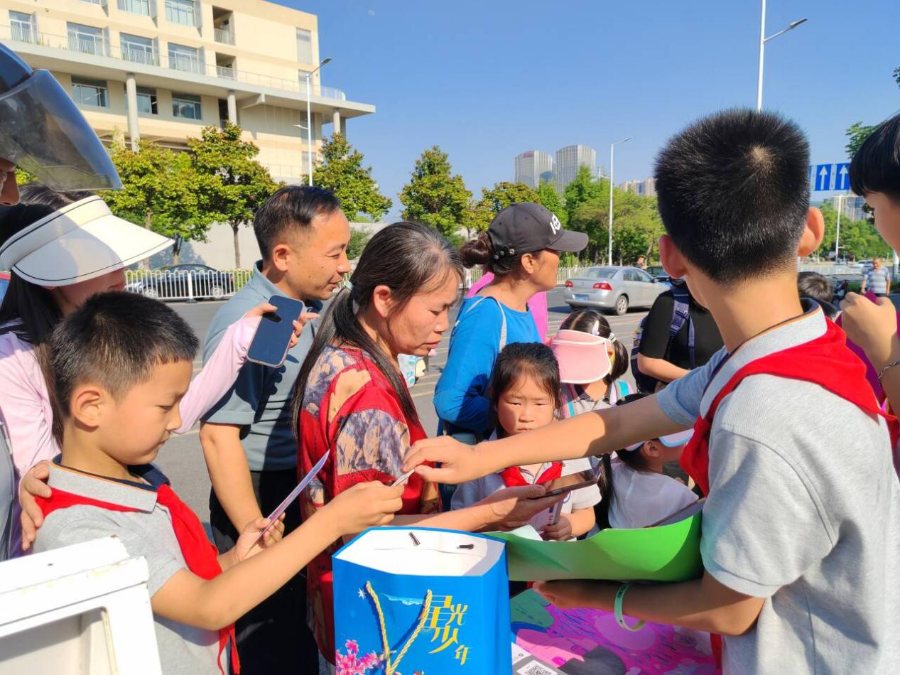 【湖畔·学生活动】给爱一个拥抱 ——明信片义卖活动_html_18d76a02.jpg