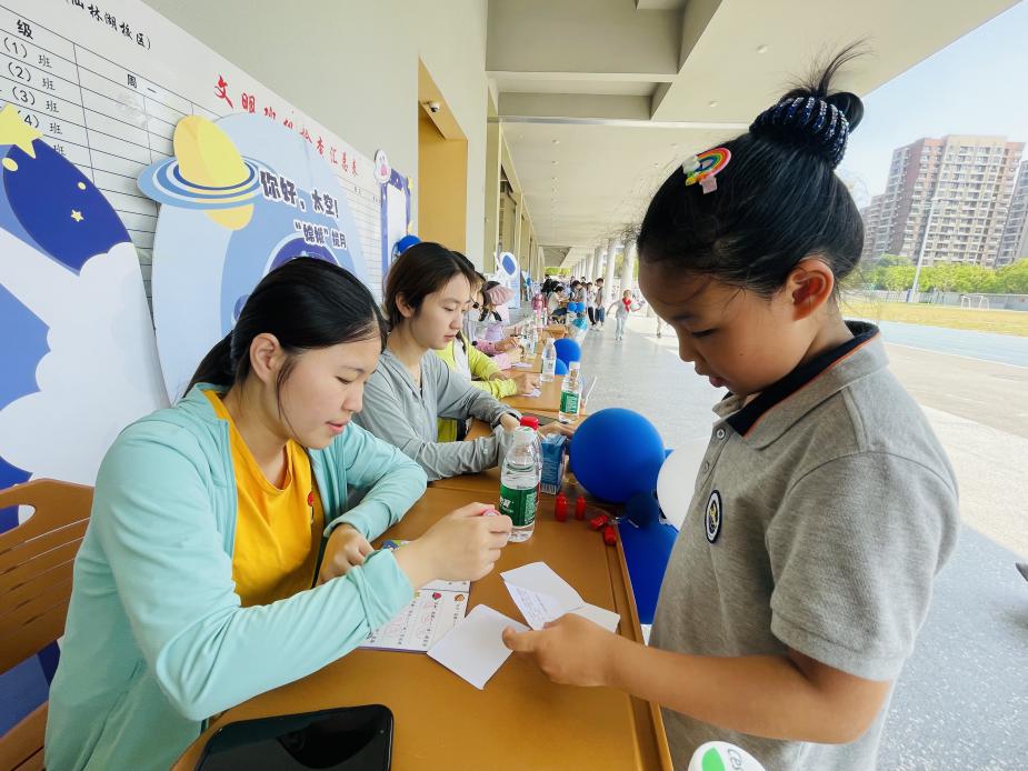 赋趣于乐炼技能，逐梦九天提素养——“你好，太空！”金陵小学（仙林湖校区）学科游园活动_html_6bc4431e.jpg