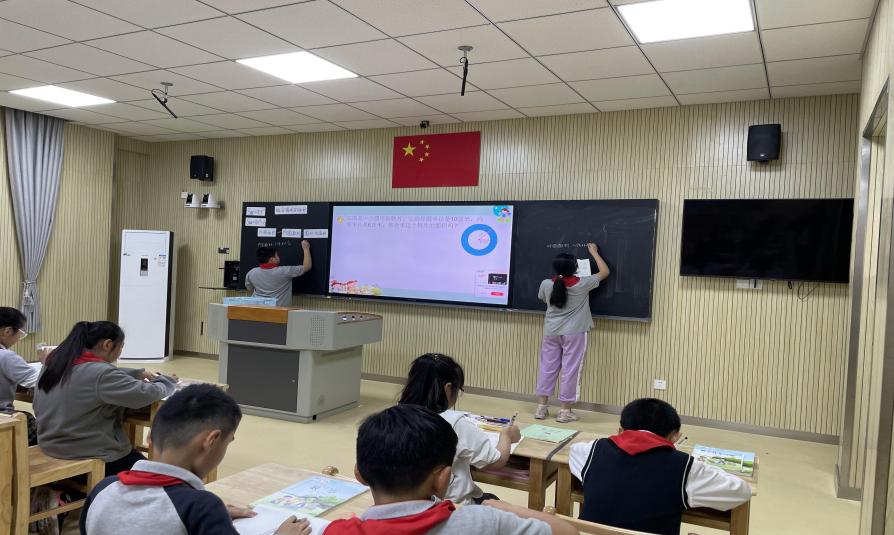 【湖畔光影】“课堂展风采 教研促成长”数学校本研修之课例研讨（149）_html_483ca7db.jpg