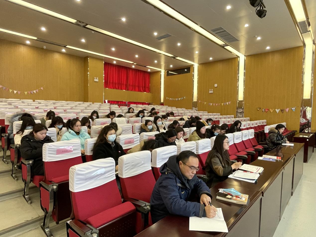 【博学广志】命题培训拓视野  立足教学明白方向——记金陵小学广志路校区语文组命题培训活动_html_m1417b298.jpg