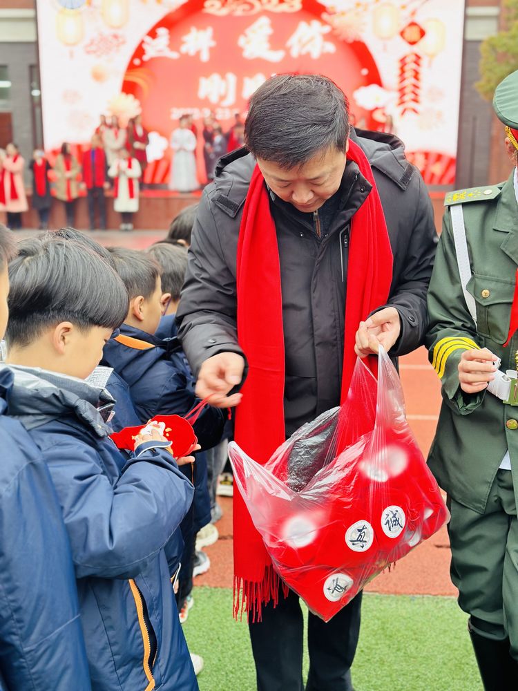 【湖畔·三博论坛】这样·爱你·刚刚好——记金陵小学（仙林湖校区)一年级春季学期开学典礼_html_m37dd9ded.jpg