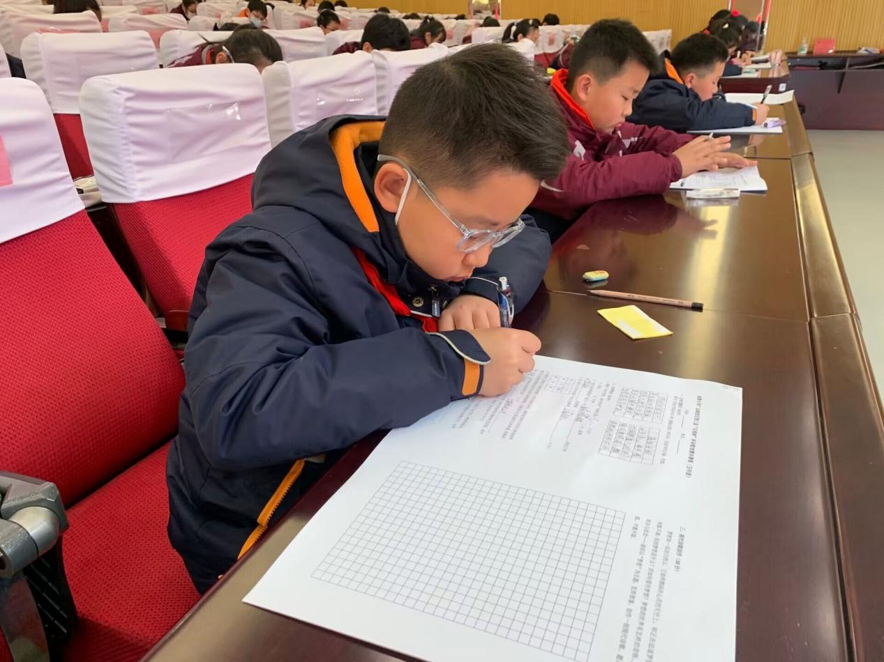 【博学广志】诗歌点亮童心  诗意润泽童年——记金陵小学广志路校区第三届“石抱树”杯诗歌竞赛决赛（高年级组）_html_6f3c79de.jpg