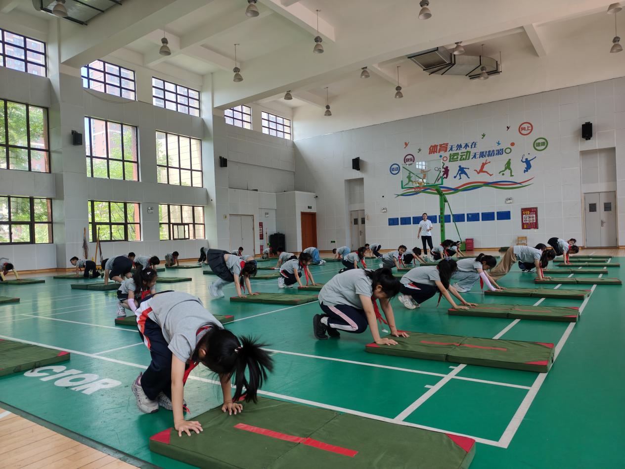 【湖畔·童化课堂】展体育课堂风采，以研促教共成长——体育校本研修之课例研讨（19）_html_m7cde3a2c.jpg