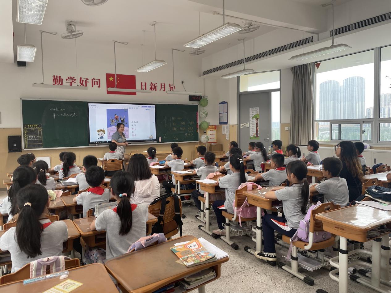 【湖畔·科研引领】用好典型课例记录表 扎实推进课题研究——金陵小学（仙林湖校区）“课题研究进课堂”活动_html_m208bc795.jpg