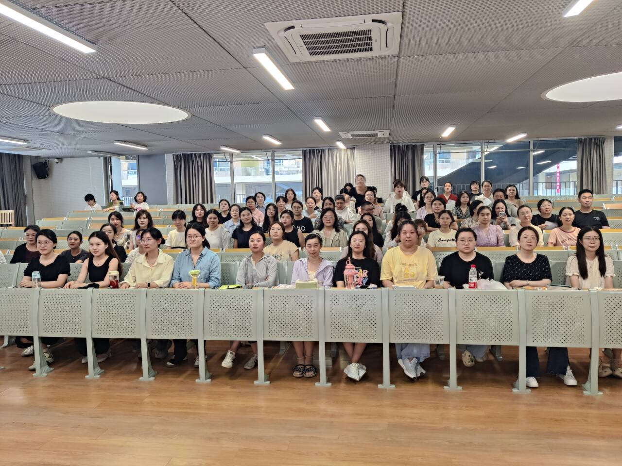 善思而奋进 善研而砺行——记语文组新学期校本研修_html_254a58c1.jpg