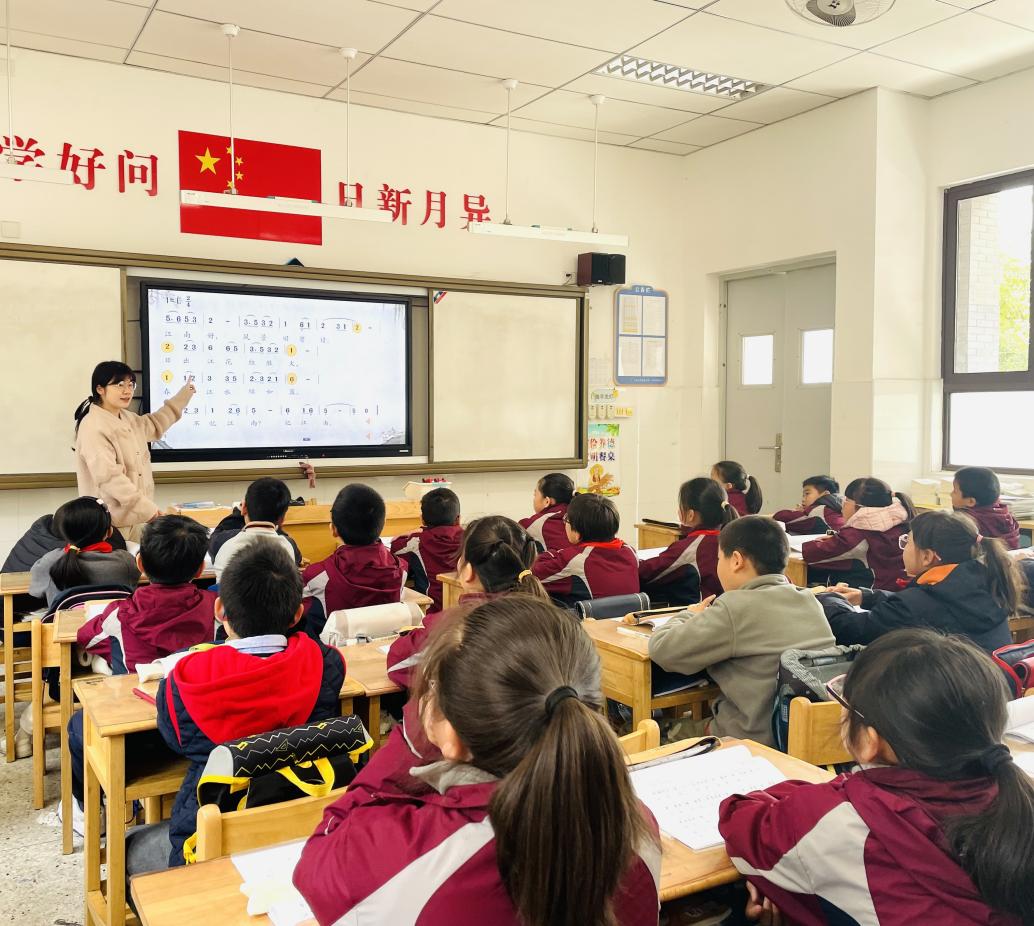 【湖畔·童化课堂】音乐课堂展风采 教学交流共成长——音乐校本研修之课例研讨_html_19aa3b98.jpg