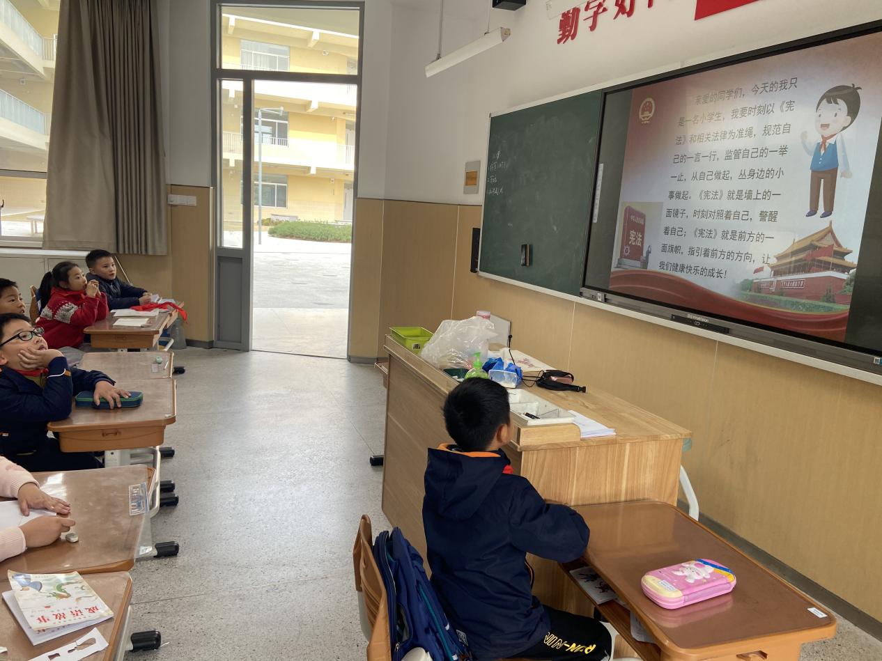 【湖畔·学生活动】大力弘扬宪法精神，建设社会主义法治文化——金陵小学（仙林湖校区）开展“宪法宣传周”活动_html_m19120a06.jpg