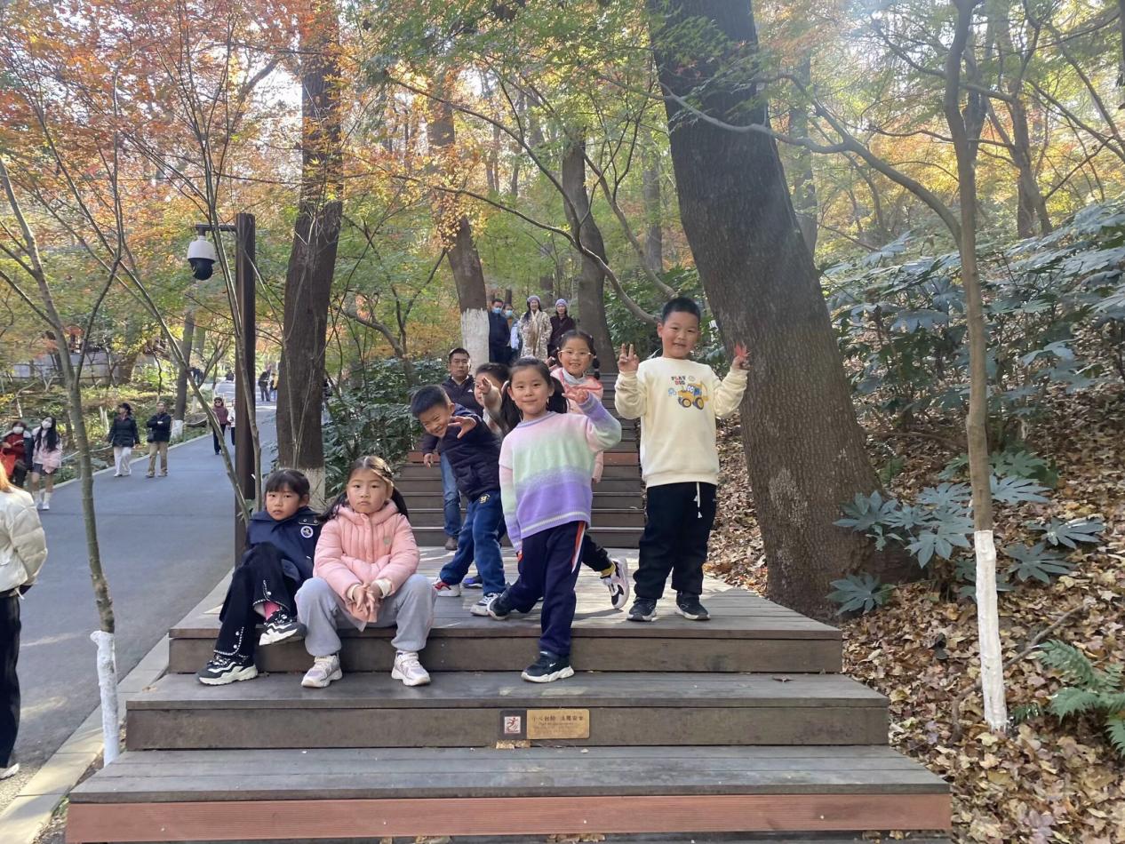 【湖畔·红领巾】同游栖霞山，共赏红枫节——记金陵小学（仙林湖校区）2023级5班团建活动_html_m2375fb65.jpg