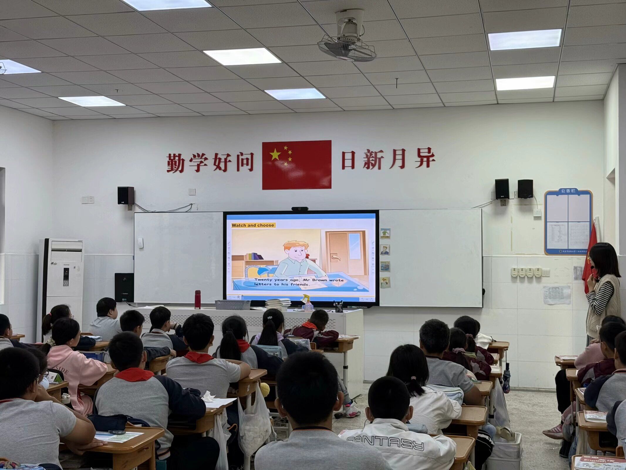 【湖畔·童化课堂】凝“新”聚力，共促成长——记英语组第一次校本教研_html_m641bd212.jpg