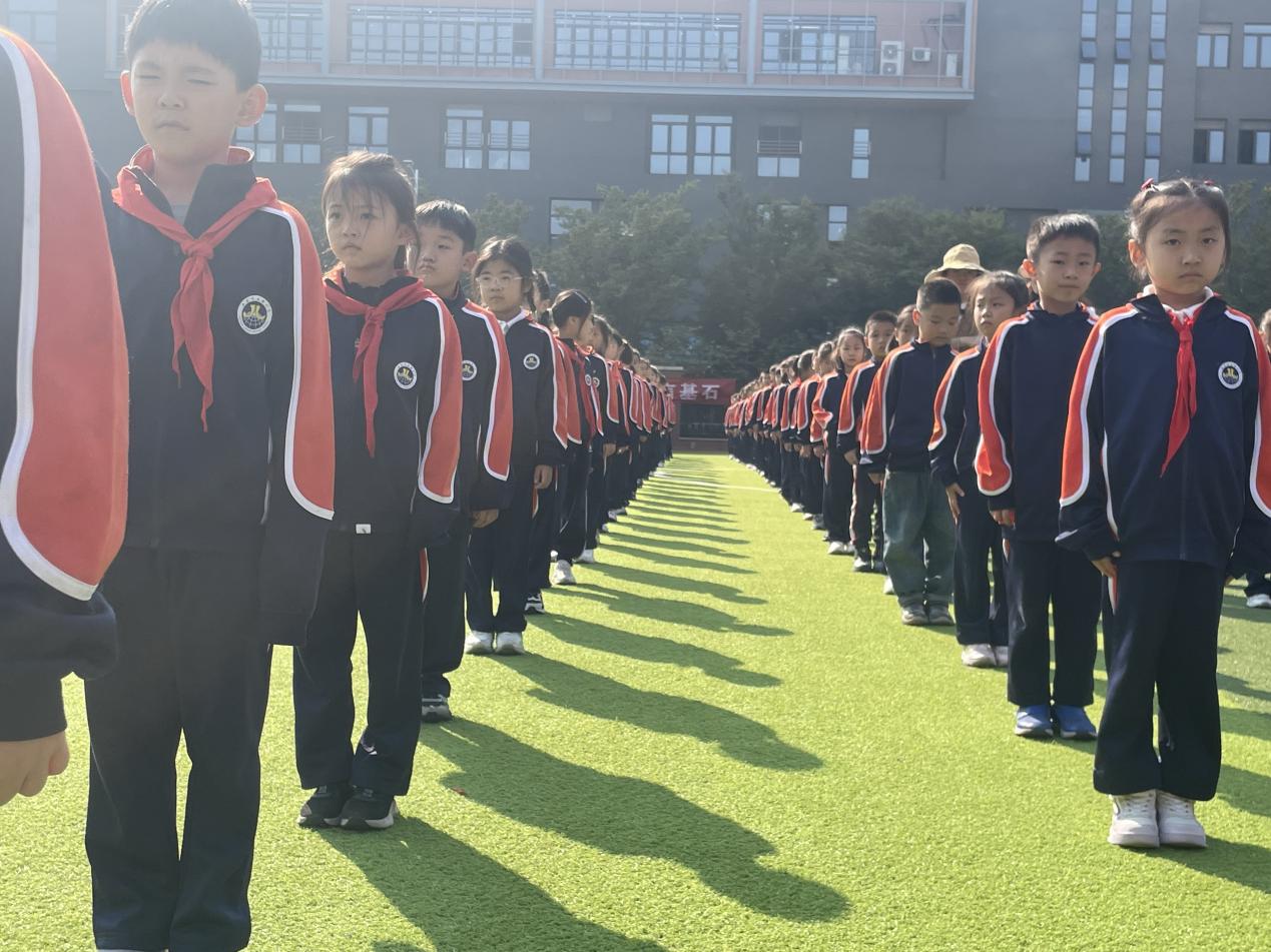 【湖畔·竞赛掠影】队形队列展风采 阳光活力正少年——记金陵小学（仙林湖校区）二年级进退场比赛_html_385fff9a.jpg