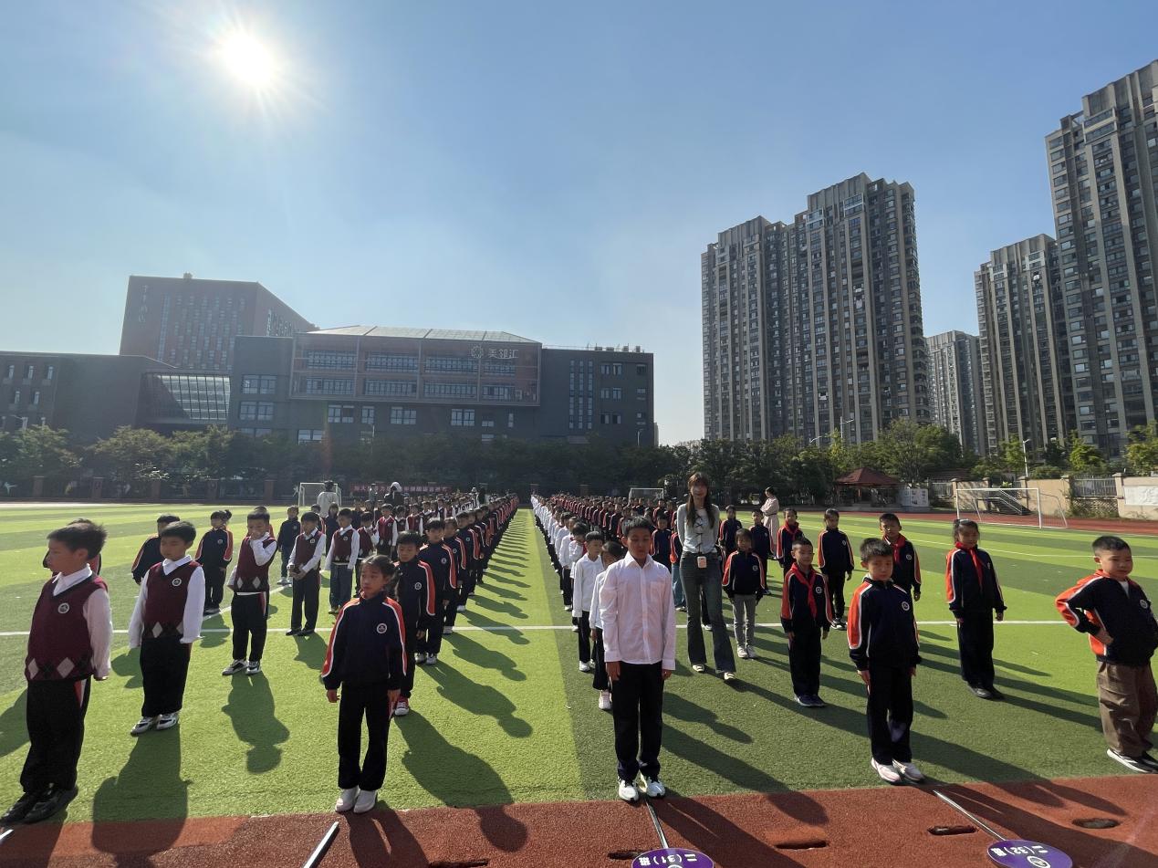 【湖畔·竞赛掠影】队形队列展风采 阳光活力正少年——记金陵小学（仙林湖校区）二年级进退场比赛_html_m2d55373f.jpg