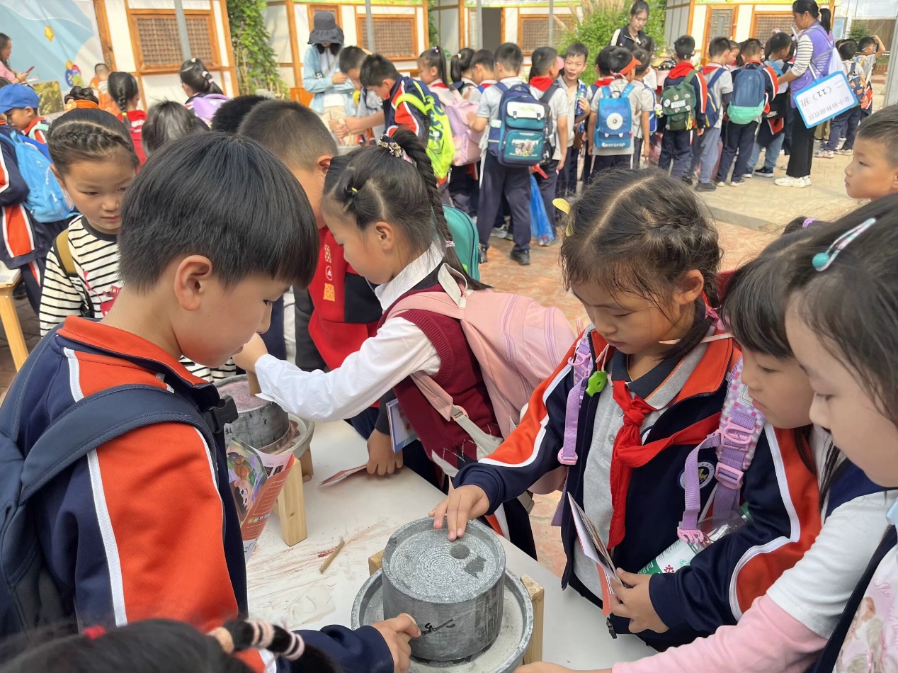 【湖畔·学生活动】感受自然之美——金陵小学（仙林湖校区）二年级秋季综合实践活动_html_4a03ac48.jpg