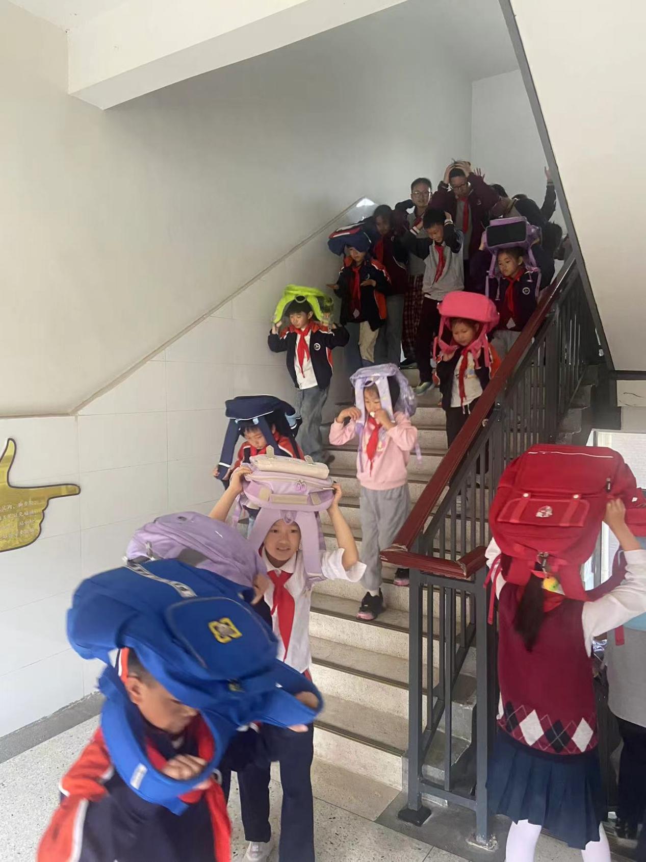 【湖畔·共佑安全】赋能年轻一代，共筑韧性未来——金陵小学（仙林湖校区）开展防震减灾演练_html_m40134031.jpg