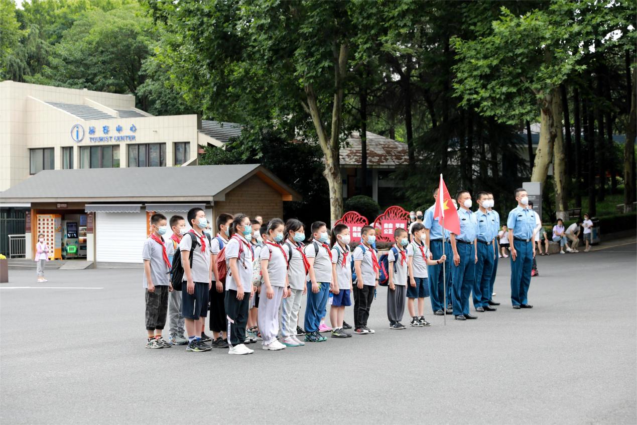 【湖畔光影】大手牵小手，永远跟党走——大中小学生共讲雨花英烈故事_html_m5416cd18.jpg