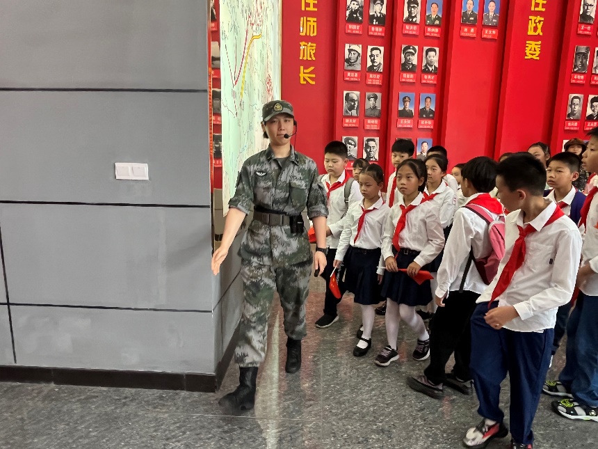 【红领巾寻访】喜迎二十大，共筑强军梦——南京市金陵小学红领巾走进临汾旅共庆“八一”建军节活动_html_m194a11ae.jpg