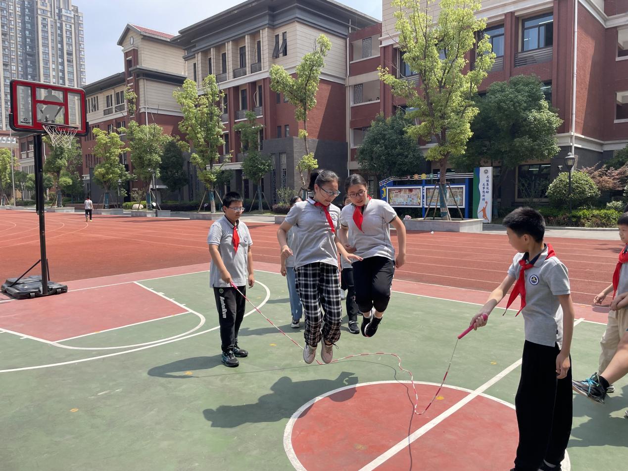 【湖畔光影】凌云赛场，斗志昂扬——第三届体育活动周之“板羽垫球、双人跳长绳比赛”_html_m1a811946.jpg
