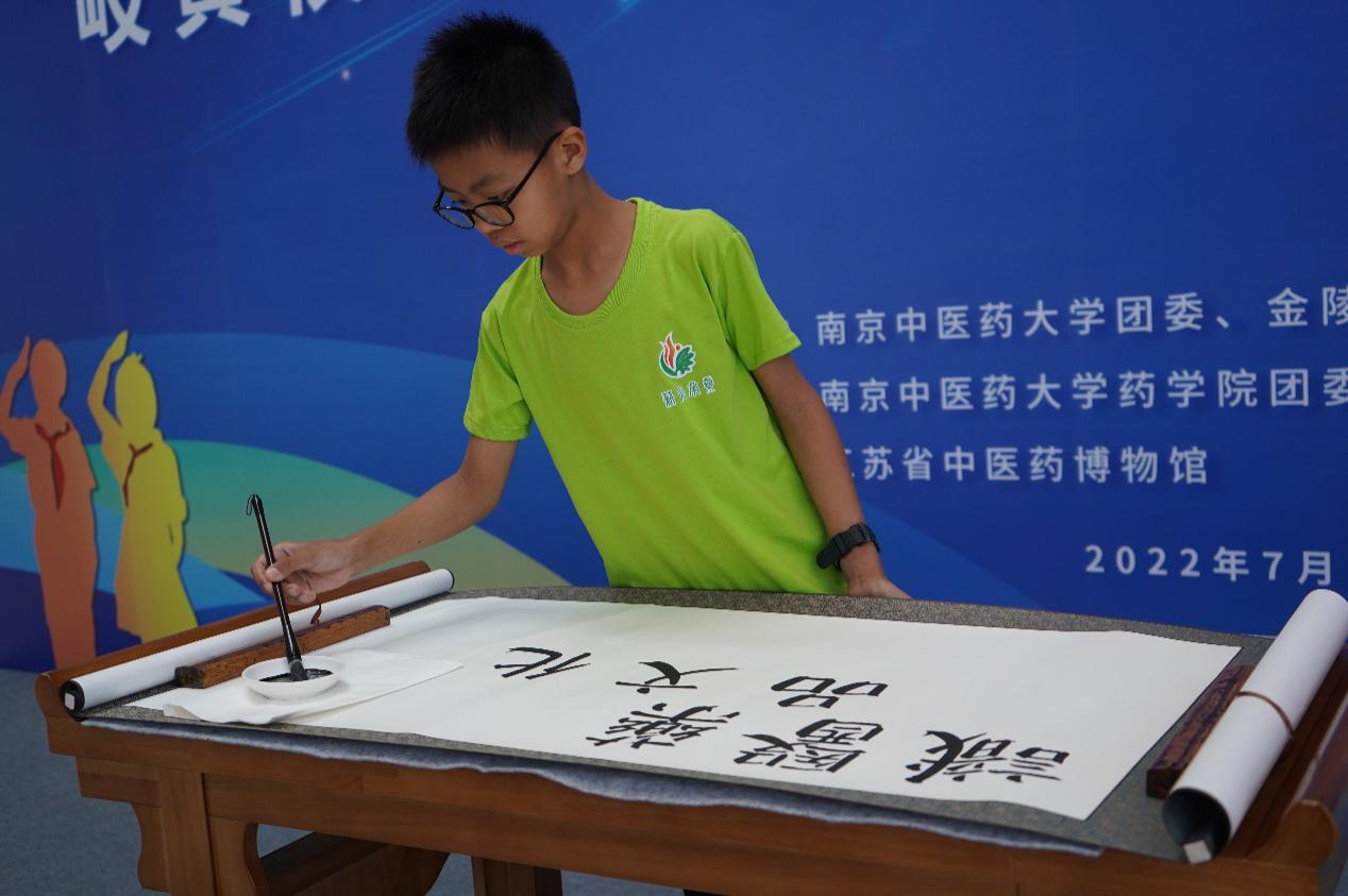 【博学广志】识医药，品文化，乐传承——“岐黄校园行”中医药文化游学夏令营顺利开营_html_5b414992.jpg