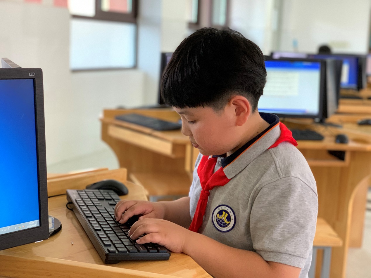 【湖畔光影】指尖飞扬，运指如飞——记金陵小学（仙林湖校区）第三届科技活动周之打字比赛_html_m6eadac6e.jpg