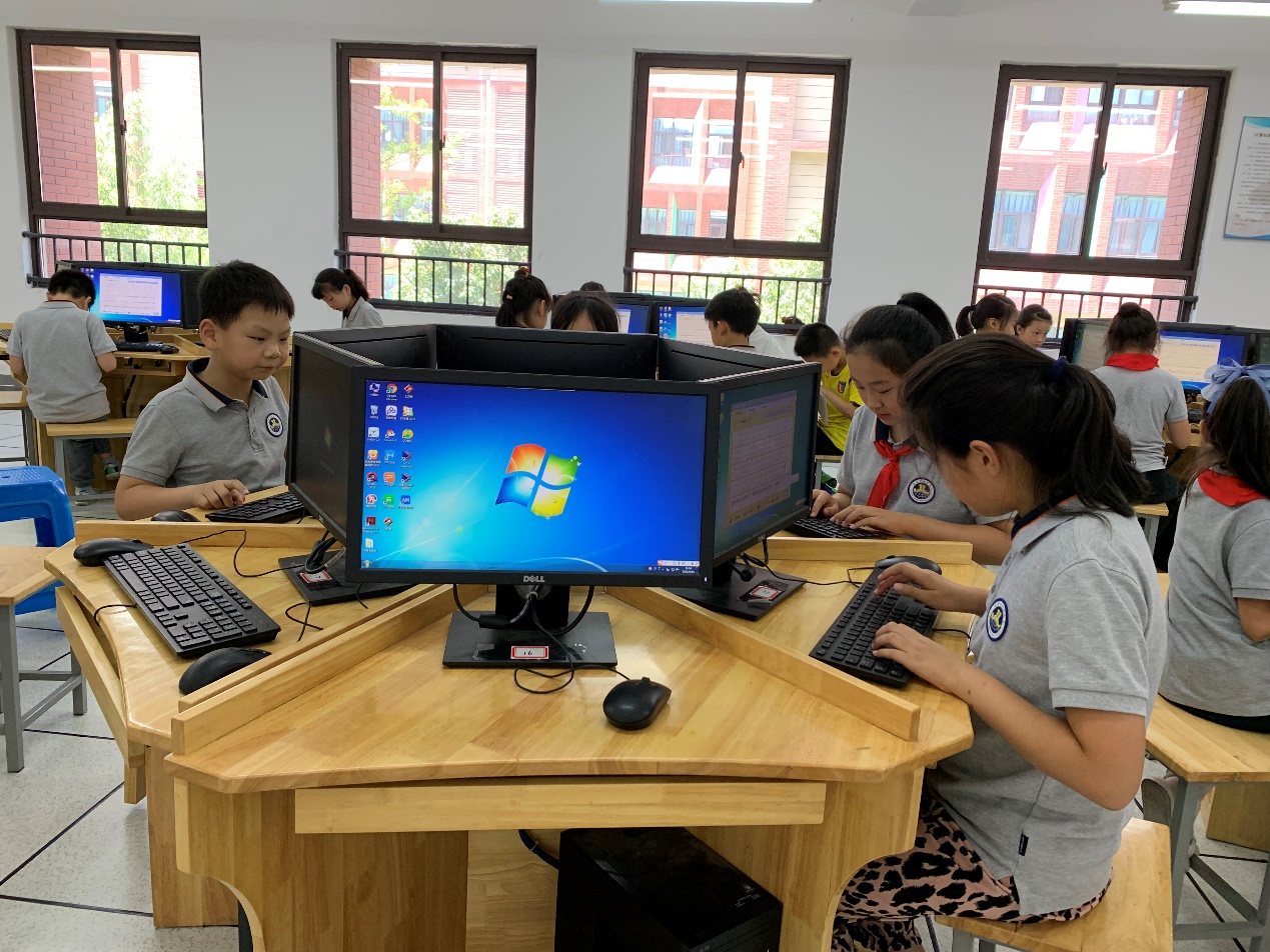 【湖畔光影】指尖飞扬，运指如飞——记金陵小学（仙林湖校区）第三届科技活动周之打字比赛_html_5f07939d.jpg