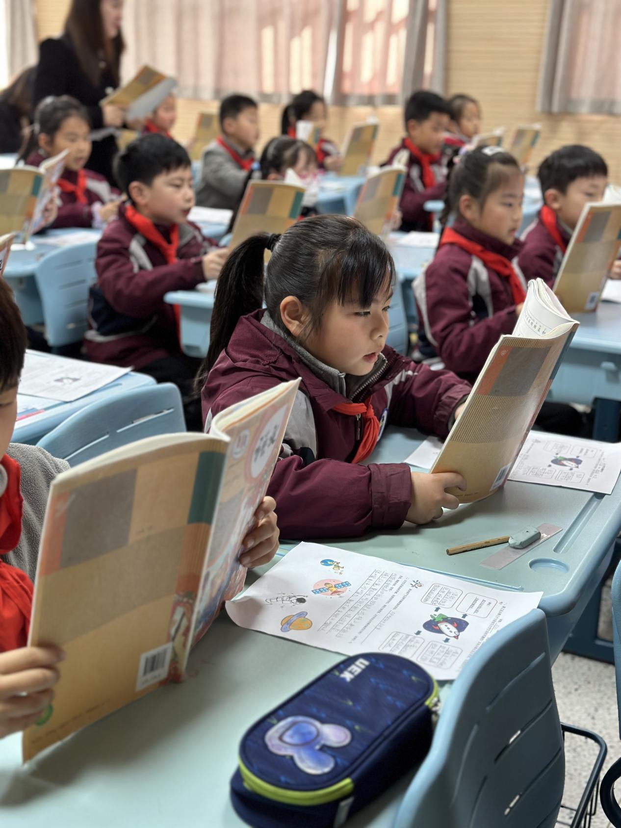 【博学广志】探索宇宙趣事  遨游多彩太空——金陵小学广志路校区语文组校本教研活动_html_m75b57e0.jpg