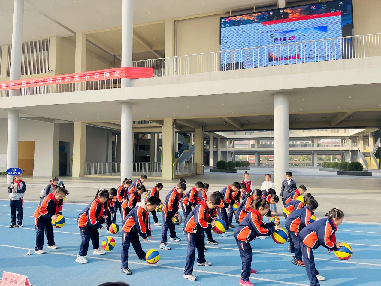 【湖畔·家校共育】“乘亚运之风  展运动风采”——金陵小学（仙林湖校区）2023—2024学年秋季运动会开幕式_html_m264a0c10.jpg