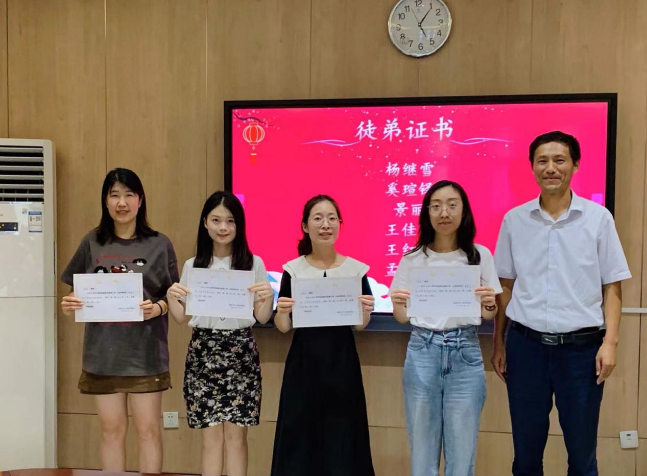 【湖畔·科研引领】青蓝传帮带 科研助提升——金陵小学（仙林湖校区）“青蓝工程・教科研导师”新学期结对仪式_html_14f06a03.jpg
