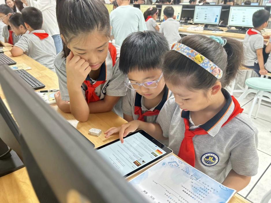 【湖畔·童化课堂】以问题链为导向的大单元教学实践研究——记栖霞区第四周小学信息科技主题课例研修活动_html_m598e97c8.jpg