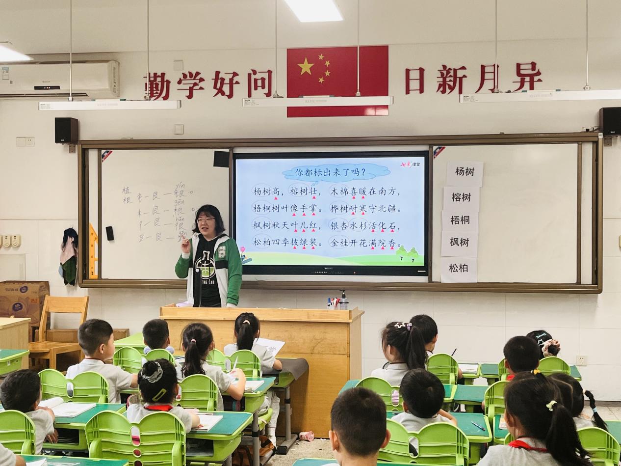 【湖畔·童化课堂】课堂展风采  教研促成长——记金陵小学（仙林湖校区）二年级语文组教研活动_html_1c57a246.jpg